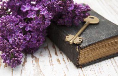 antika kitap ve eski anahtar
