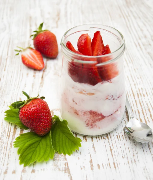 Yogurt with strawberries — Stock Photo, Image