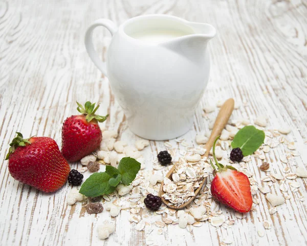 Getreidemüsli mit Erdbeeren — Stockfoto