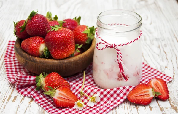 Yogurt with strawberries — Stock Photo, Image