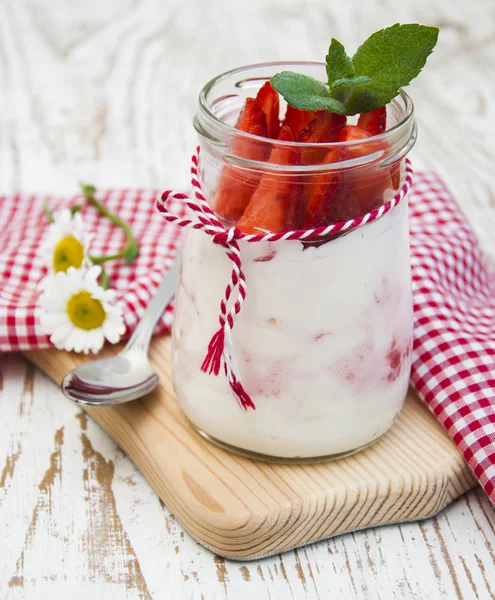用草莓酸奶 — 图库照片