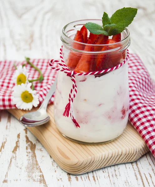 Yogurt with strawberries — Stock Photo, Image