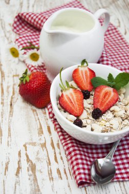 çilek tahıl müsli