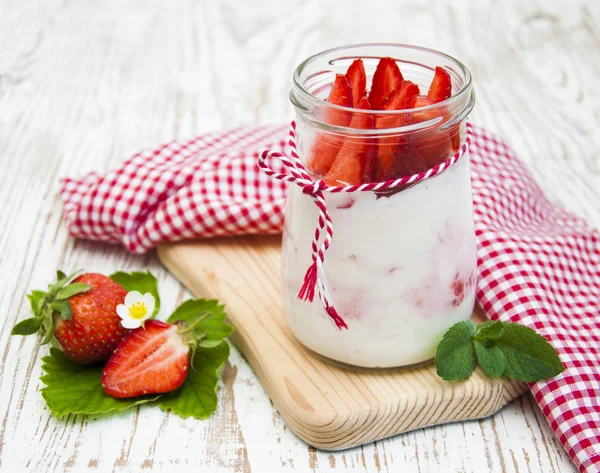 Yogurt with strawberries — Stock Photo, Image