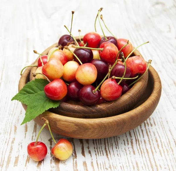 Cerezas frescas en tazón —  Fotos de Stock