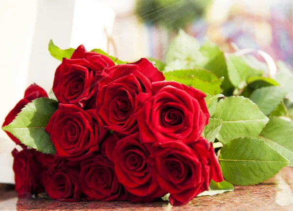 Grande bouquet di rose rosse — Foto Stock