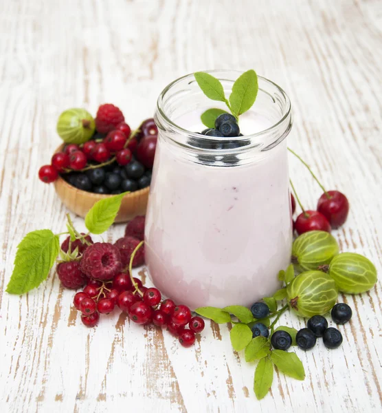 Фруктовый йогурт — стоковое фото