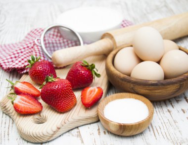 fırında çilek için malzemeler