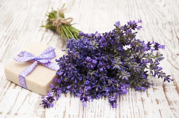 Lavanda y jabón con ingredientes naturales — Foto de Stock