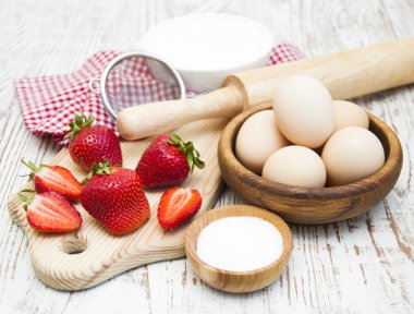 fırında çilek için malzemeler