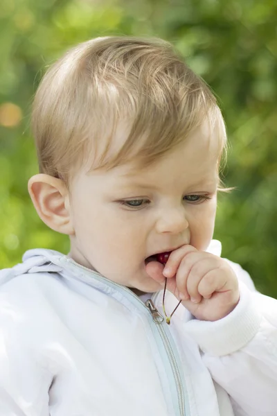 Baby eten cherry — Stockfoto