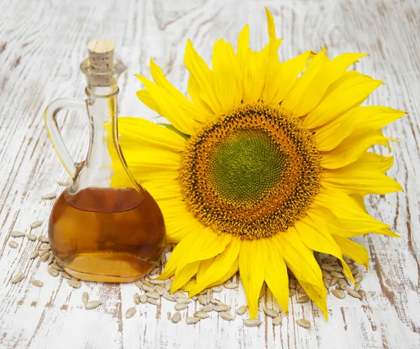 Sonnenblumenkerne und Öl — Stockfoto