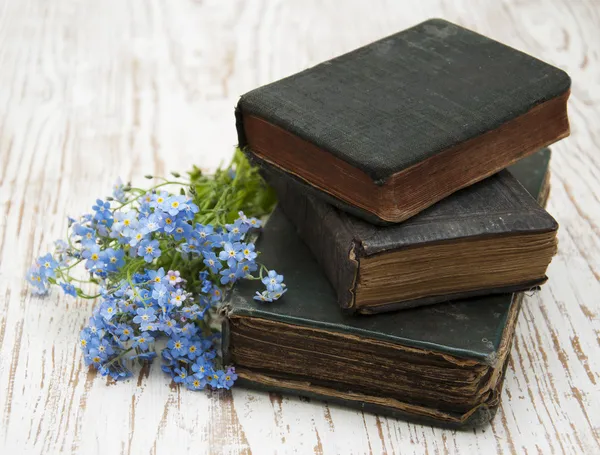 Vergissmeinnicht Blumen und alte Bücher — Stockfoto