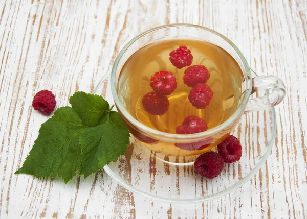 Taza de té con frambuesa —  Fotos de Stock