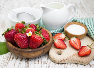 fırında çilek için malzemeler