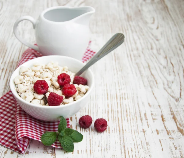 Getreidemüsli mit Himbeeren — Stockfoto