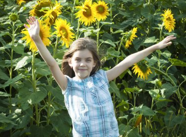 Ayçiçeği ile güzel çocuk