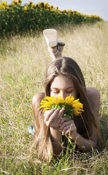 Krásná dívka s slunečnice — Stock fotografie