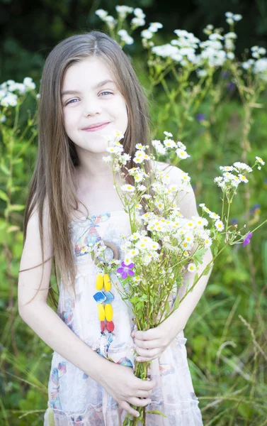 Meisje met een boeket bloemen — Stockfoto