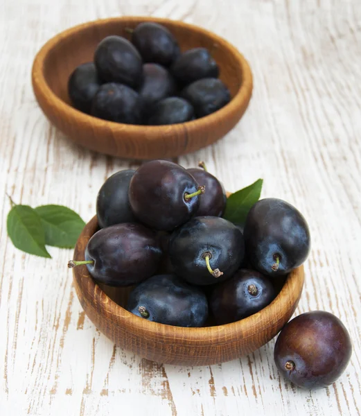 Fresh purple plums — Stock Photo, Image