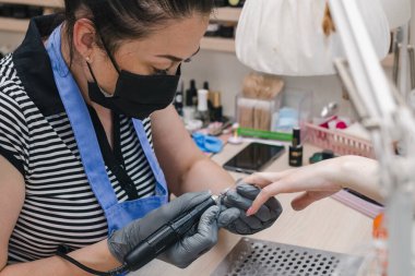 Çivi servisinin ustası çivilere donanım metoduyla doğru şekli verir