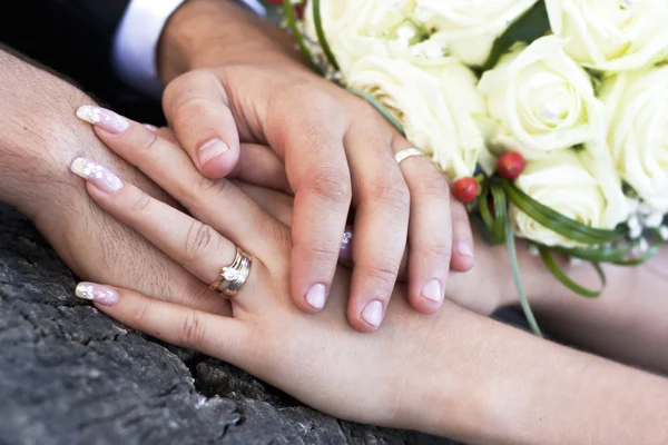 Svatební kytice a ruce — Stock fotografie