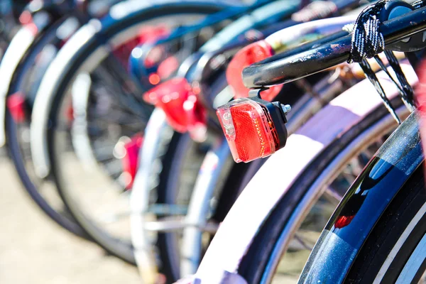 Biciclette parcheggiate nel centro di Amsterdam — Foto Stock