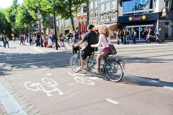 Pareja en bicicleta tándem en Amsterdam — Foto de Stock