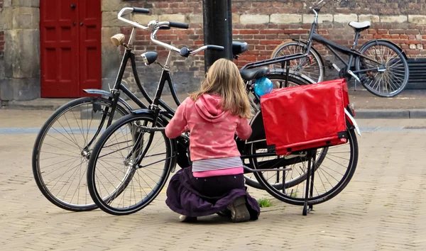 Blonde fille verrouillage vélo — Photo