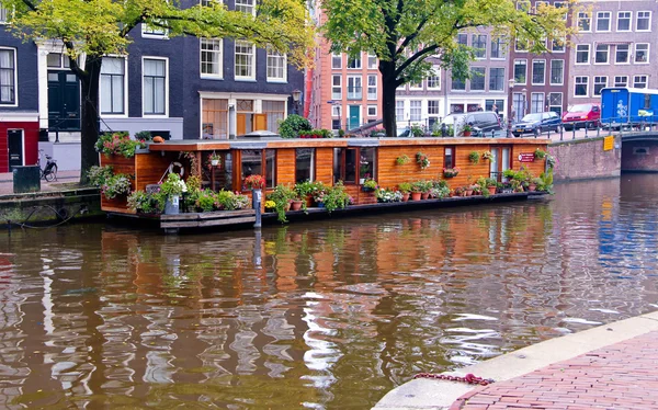 Houseboat em Amsterdam canal — Fotografia de Stock