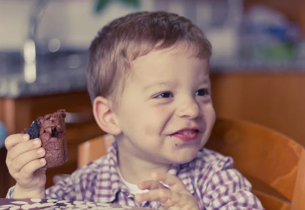 Niño comiendo brownie — Foto de Stock