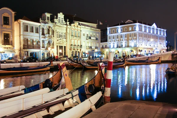 Vue de nuit sur les bateaux moliceiro traditionnels dans le canal d'Aveir — Photo