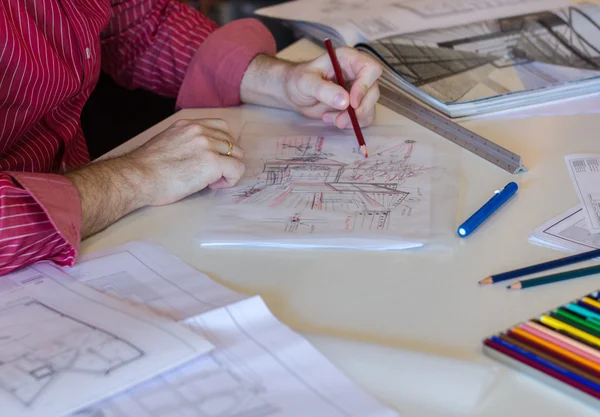 Architekt oder Geschäftsmann junger Mann zeichnet Skizze eines modernen Hauses — Stockfoto