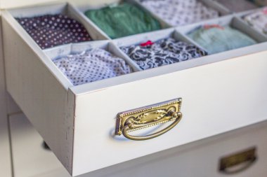 kadın iç çamaşırı kişisel bir gardırop emretti