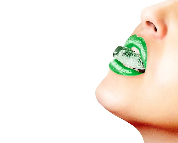 Primer plano de labios verdes con un cubo de hielo —  Fotos de Stock