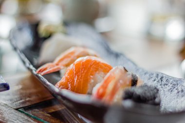 portre siyah plaka üzerinde set suşi