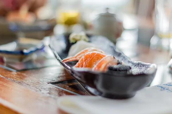 Primo piano di sushi impostato su piastra nera — Foto Stock