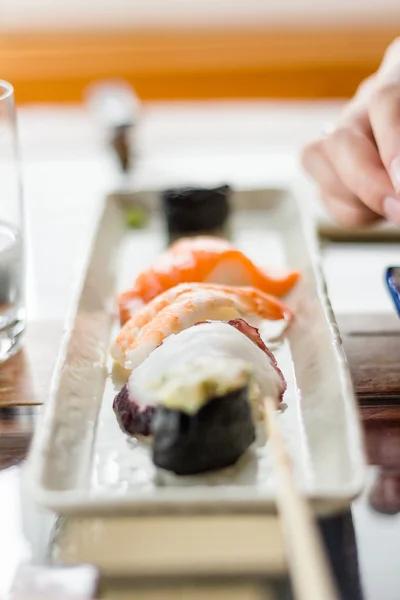 Primo piano di sushi impostato su piatto bianco — Foto Stock