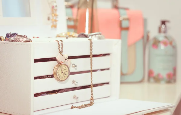 Joyería con reloj vintage y complementos femeninos en suave pastel —  Fotos de Stock