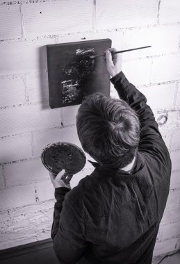 Petrol tuval üzerinde çalışan ressam sanatçı