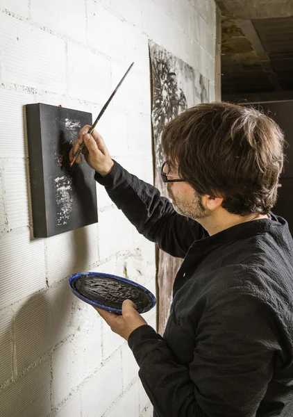 Artista pintor trabajando en un lienzo al óleo — Foto de Stock