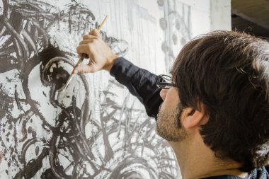 Petrol tuval üzerinde çalışan ressam sanatçı