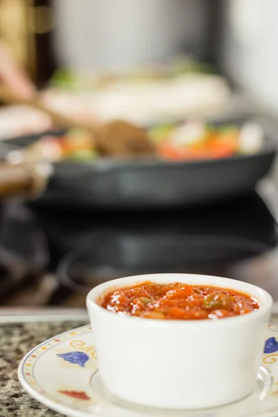 Closeup de tigela de molho picante preparado para uma comida mexicana — Fotografia de Stock