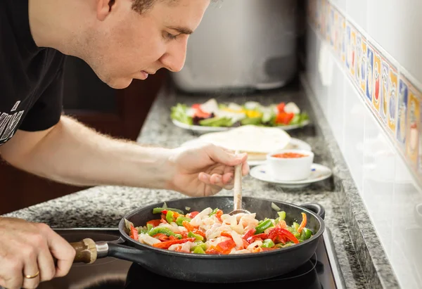 Man koken groenten en kip in een pan — Stockfoto