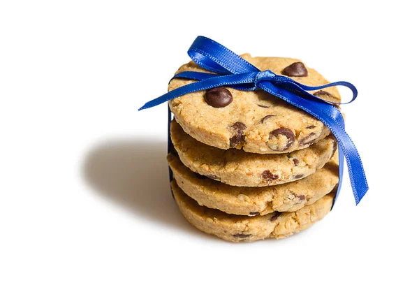 Primo piano di gocce di cioccolato biscotti mucchio isolato su backgro bianco — Foto Stock