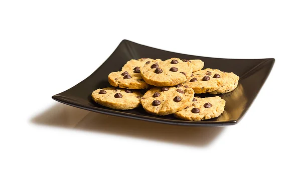 백색 backgr에 고립 된 검은 접시에 초콜릿 칩 쿠키 — 스톡 사진