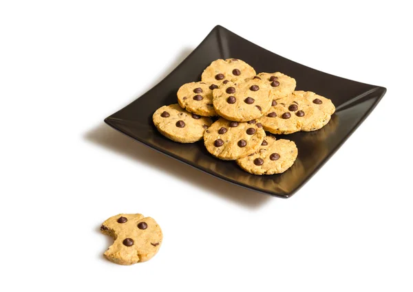 白を上に分離されて黒プレート上のチョコレート チップ クッキー — ストック写真