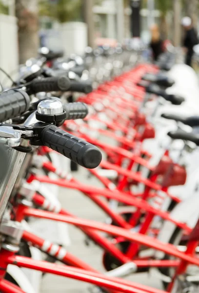 Biciclette parcheggiate in strada a Barcellona, Spagna — Foto Stock