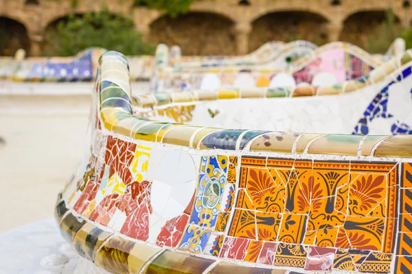 Détail de mosaïque colorée dans un banc de parc Guell, conçu par — Photo