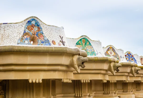 Park guell, Barcelona gaudi tarafından tasarlanan renkli mozaik tezgah — Stok fotoğraf